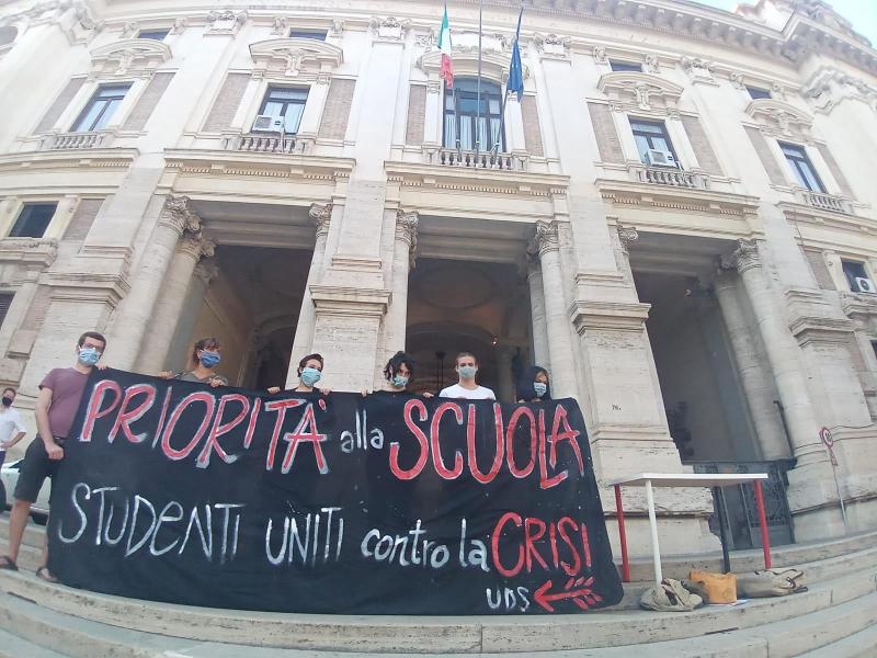 Scuola, studenti in piazza contro Azzolina