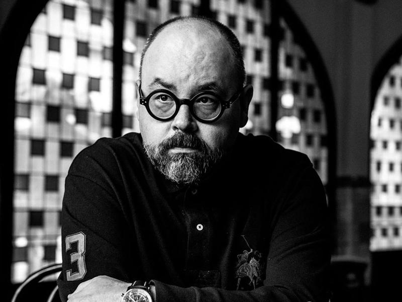 Addio a Carlos Ruiz Zafón: dai banchi di scuola al posto d'onore tra i libri del cuore