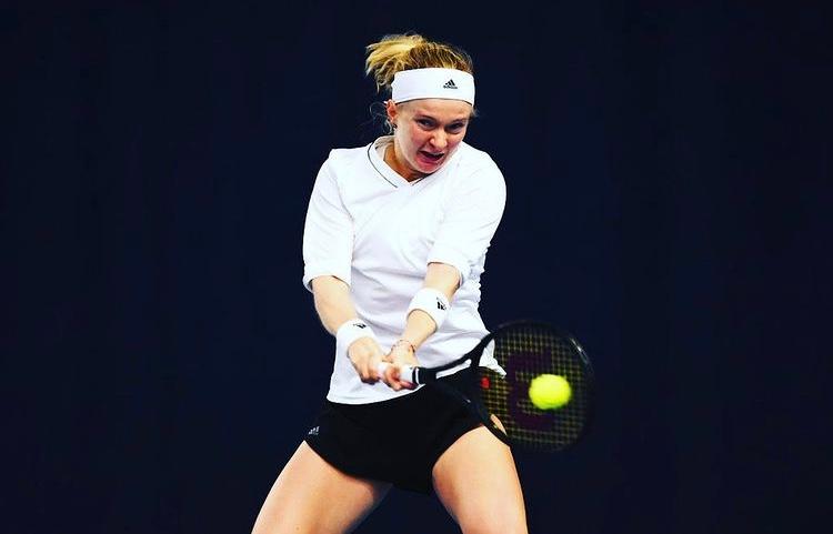 Francesca Jones, la tennista che gioca con otto dita 