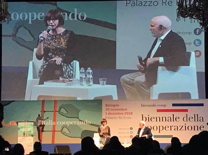 Siamo alla Biennale della Cooperazione a Bologna, dove stiamo assistendo a una conversazione imperdibile con Steve McCurry - Official Page, a proposito di fotografia, giornalismo, attualità, ma soprattutto di umanità.