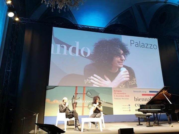 “Note di pace ed equità”: Giovanni Allevi ieri sera ha stregato i presenti all’incontro della Biennale della Cooperazione, raccontandosi tra musica e parole, dialogando con Luca De Gennaro