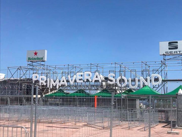 Dopo qualche ora di sonno siamo pronti al secondo giorno di Primavera Sound: prima un salto al Primavera Pro e poi di nuovo verso il Parc del Fòrum dove ieri è andata in scena la prima notte ufficiale dell’edizione “The New Normal”.