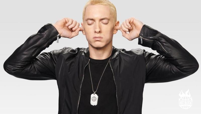 Eminem si inginocchia al Super Bowl nonostante la NFL gli avesse sconsigliato di farlo