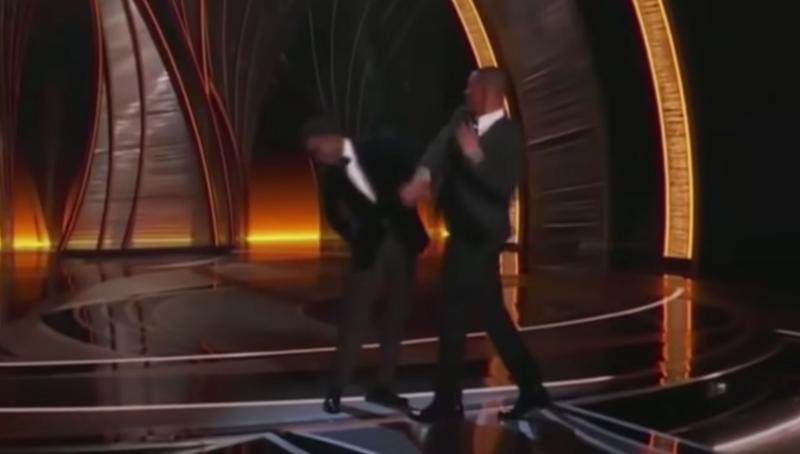 Will Smith picchia Chris Rock agli Oscar