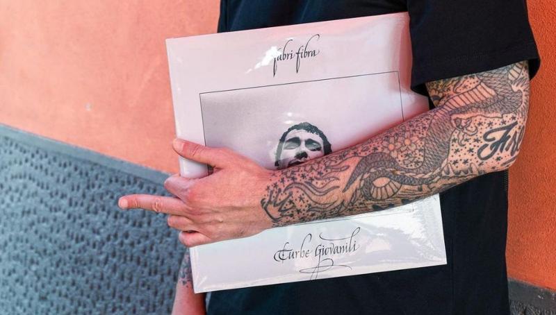 ”Turbe Giovanili” di Fabri Fibra in classifica con ”Caos”