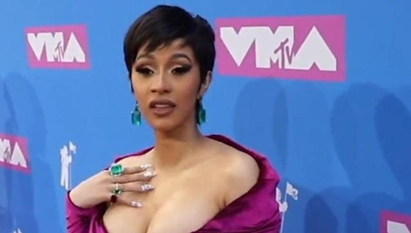 Cardi B riaccende l’hype per il nuovo disco: “Feat incredibili”