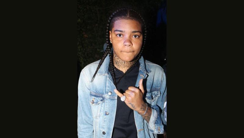 Virale il video in cui Young M.A. distrugge la porta a vetri di un bar