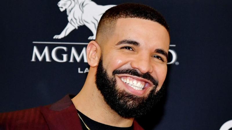 Drake ha affittato uno stadio per festeggiare il premio Artist of the Decade, ricevuto ai Billboard Music Awards