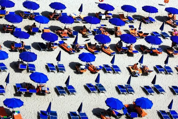 Estate in Italia: spiagge libere affollate e stabilimenti balneari sempre più vuoti