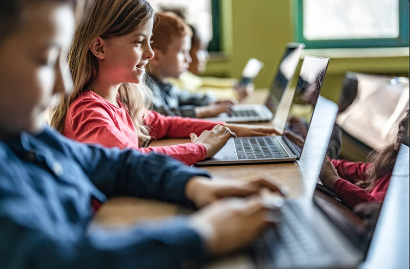 Competenze digitali fondamentali quanto l'alfabetizzazione tradizionale: voci dal Digital Education Stakeholder Forum