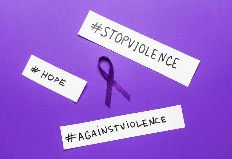 Fermati, siediti, ascolta: la panchina con le voci delle donne vittime di violenza 