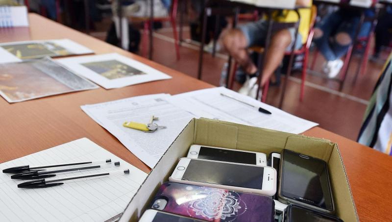 Senza cellulare a scuola: come cambia la socialità?