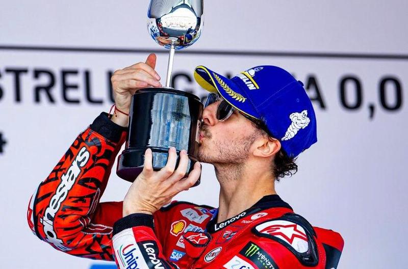 Il podio del MotoGP Spagna si tinge di azzurro con Pecco