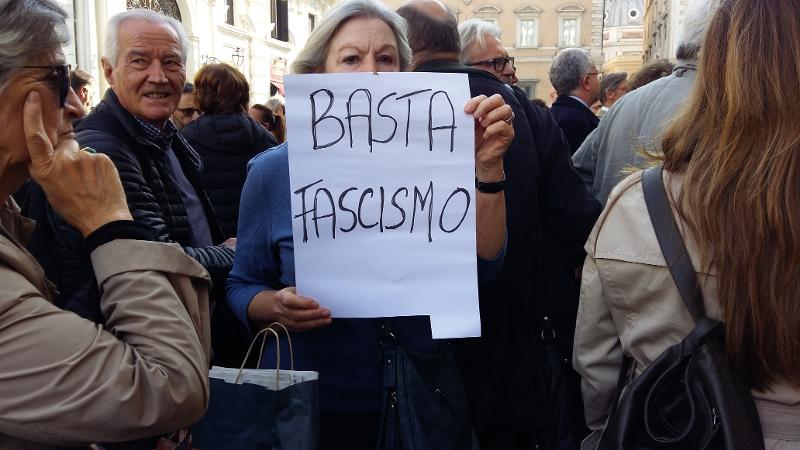 Giornalisti in piazza contro insulti e bavagli