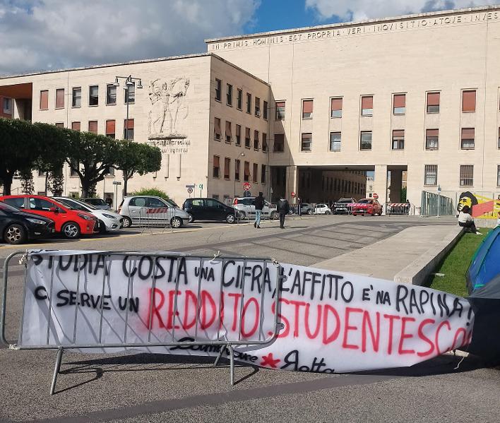 Caro affitti: le proteste degli studenti infiammano le città italiane 