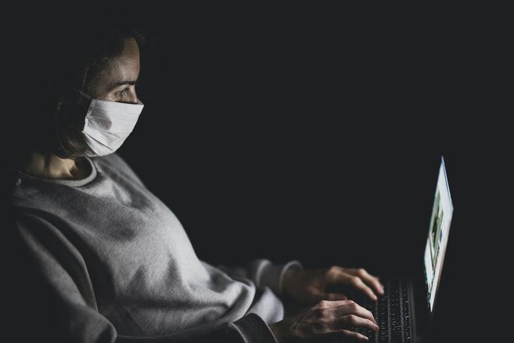 L'abitudine a essere distanti e diffidenti