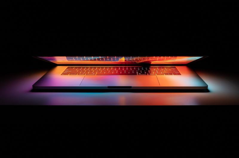 Comunicare con la tecnologia: a Chieri la scuola insegna ai nonni a usare pc e smartphone