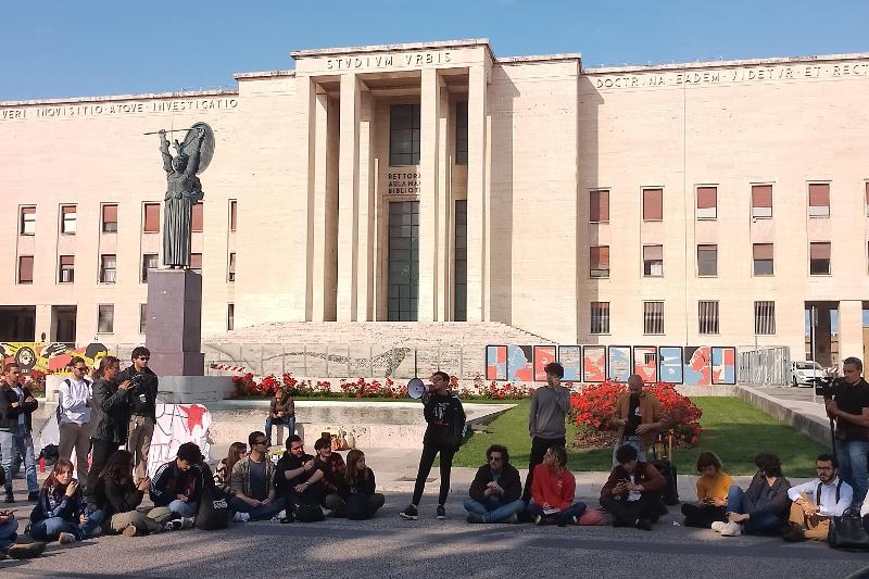 Caro affitti: al Rettorato dell'Università La Sapienza la denuncia degli studenti universitari