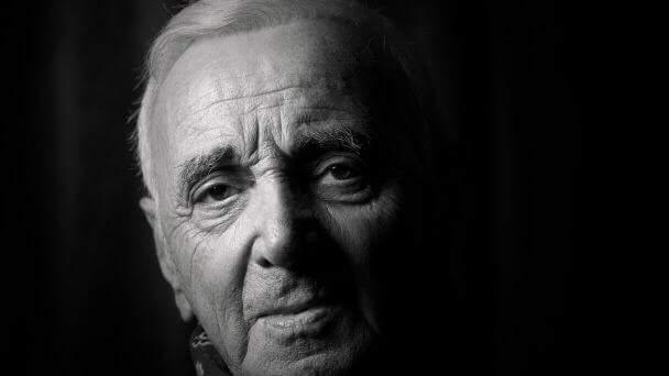 Charles Aznavour, la voce calda dell'amore 