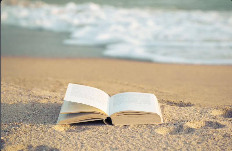 Che cosa leggere sotto l'ombrellone: i consigli per il mese di giugno
