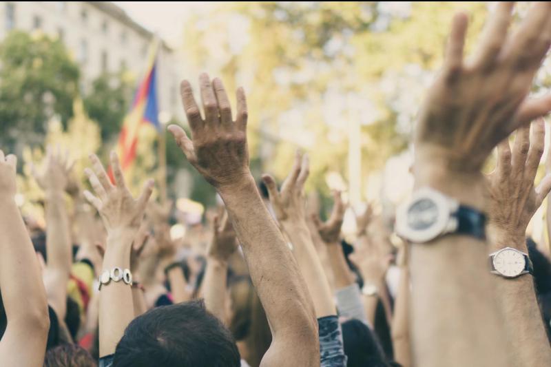 Proteste dei giovani e scontri con la polizia