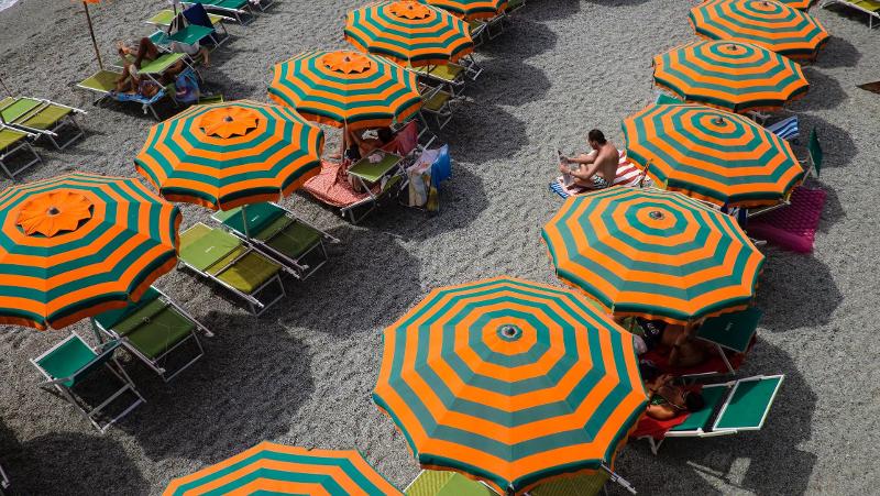 Vacanze estive in Italia: perché le spiagge libere sono piene e gli stabilimenti vuoti