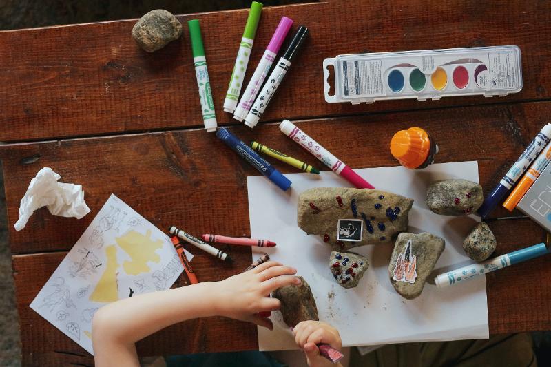 Montessori, attività pratiche e valutazione come crescita: ecco come rivoluzionare la scuola italiana