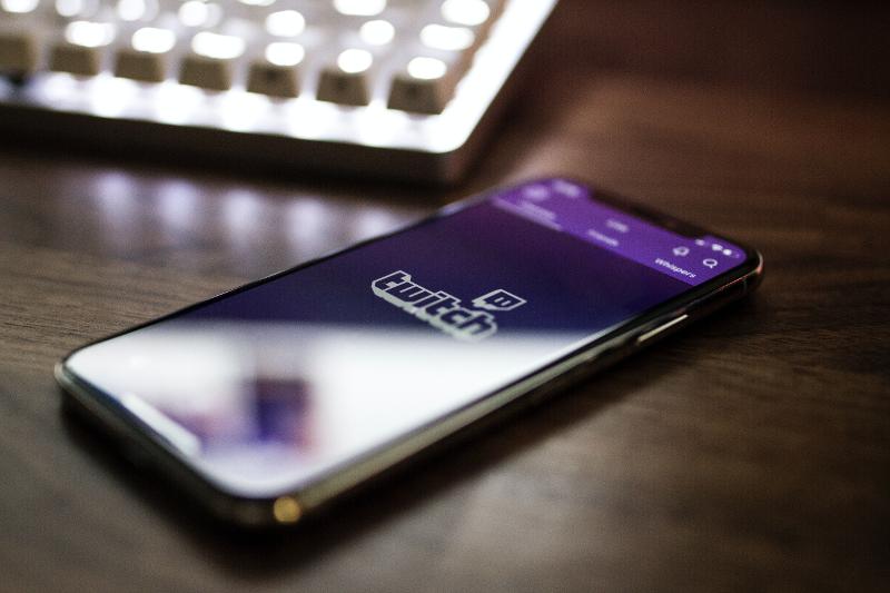 Perrikaryal, la streamer che su Twitch sta giocando a Elden Ring utilizza le onde cerebrali!