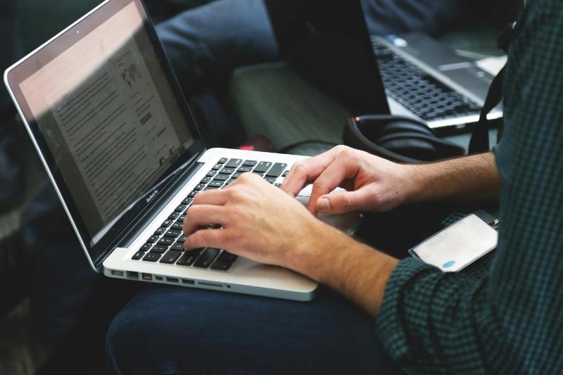 Perché la scuola ha bisogno di una redazione: il valore della media literacy oggi