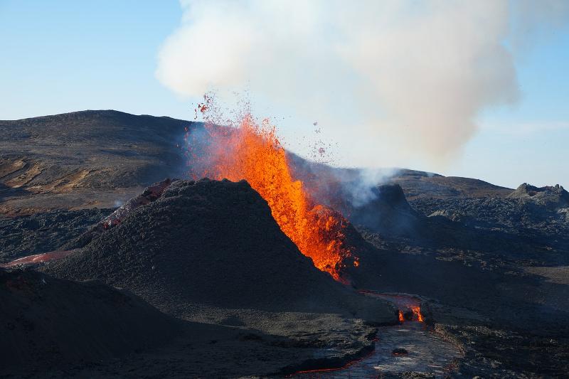 Islanda, il paesino di Grindavik viene evacuato in attesa dell’eruzione del vulcano