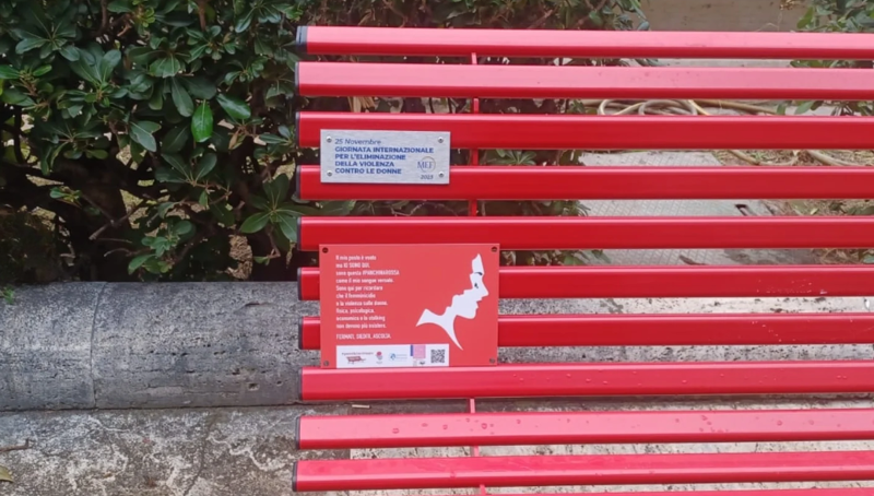Una panchina rossa per quelle che non ce l'hanno fatta: l'installazione nella Giornata contro la Violenza sulle Donne 