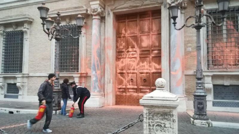 Vernice sulla facciata del Senato, a Roma la protesta pro ambiente di Ultima Generazione