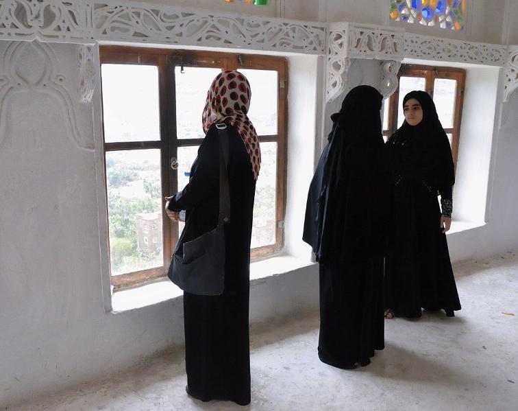 Francia, vietato indossare l’abaya a scuola