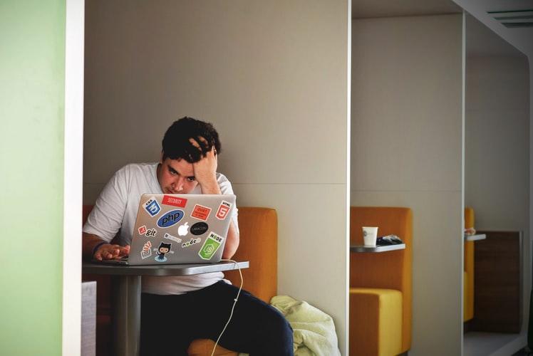 Compiti, stress e ansia di uscire