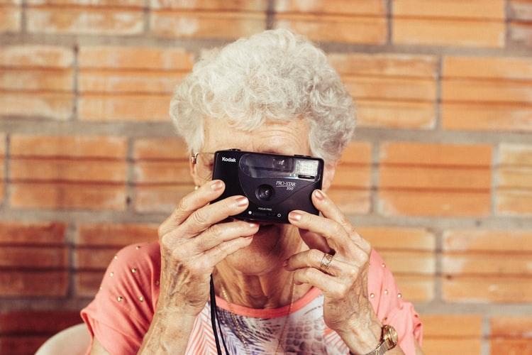 A tu per tu con Pietro, il 14enne che cura la nonna attraverso la cultura