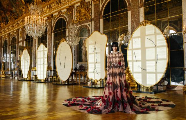 Fashion Week, Dior a Versailles, Louis Vuitton al Louvre e Balmai... sulla Luna