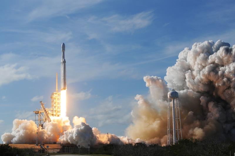 Cos'è il Falcon Heavy e perché c'è una Tesla nello spazio, spiegato semplice